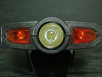 高輝度チップタイプ白色LED×1灯＆赤色LED×2灯搭載