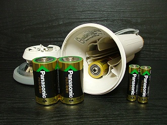 単1・2・3形の乾電池がどれでも使える！（それぞれ2本必要）